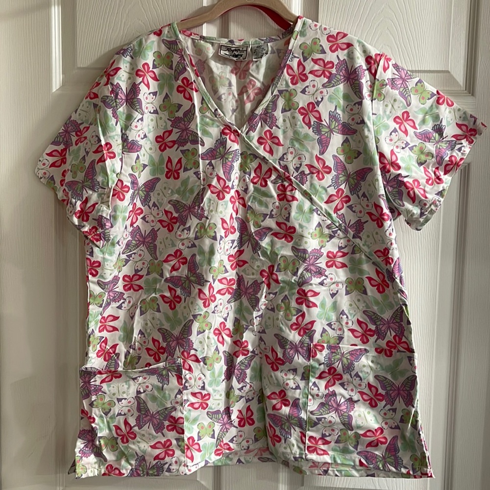 Ragtop 2X White With Different Colored Butterflies Scrub Top